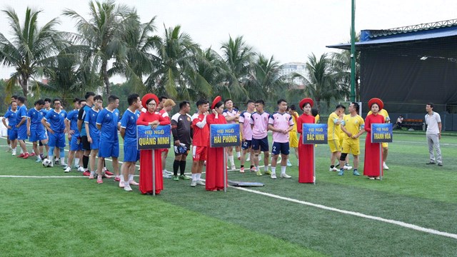 Các đội bóng làm thủ tục ra sân, đại diện các địa phương: Hải Phòng, Bắc Ninh, Quảng Ninh, Thanh Hóa.