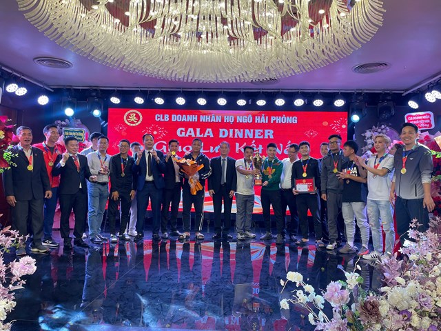 Ban Tổ chức trao Cúp Vô địch cho CLB Doanh nhân họ Ngô TP Hải Phòng.