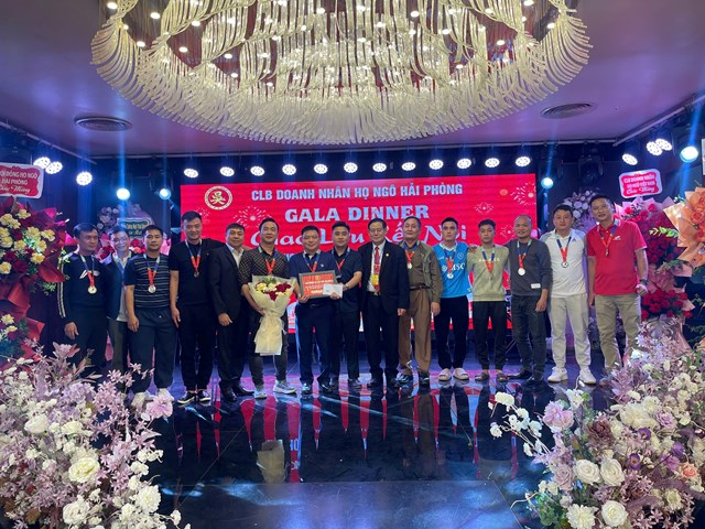 Ban Tổ chức trao Giải Nhì cho CLB Doanh nhân họ Ngô tỉnh Thanh Hóa.