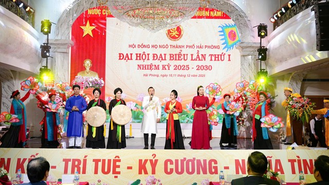 Tiết mục nghệ thuật chào mừng Đại hội đại biểu lần thứ I Hội đồng họ Ngô thành phố Hải Phòng, nhiệm kỳ 2025–2030, tạo không khí trang trọng và giàu bản sắc văn hóa.