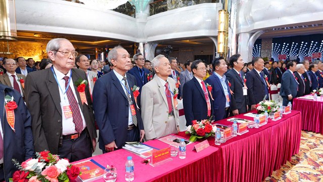 Các đại biểu, trưởng lão và khách mời thực hiện nghi thức chào cờ và hát Quốc ca trong phiên khai mạc Đại hội.