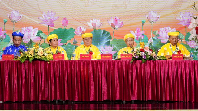 Đoàn Chủ tịch điều hành nội dung Đại hội theo chương trình làm việc chính thức.