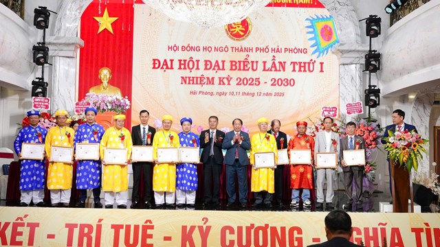 Hội đồng họ Ngô thành phố Hải Phòng trao giấy khen, ghi nhận những tập thể và cá nhân có nhiều đóng góp trong công tác dòng họ nhiệm kỳ vừa qua.