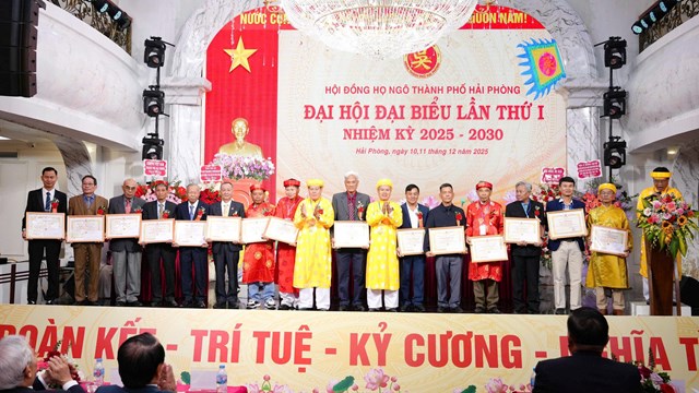 Hội đồng họ Ngô thành phố Hải Phòng nhận Bằng khen và hoa chúc mừng từ đại diện các tổ chức, chi họ.