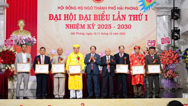 Thường trực HĐHN Việt Nam tặng Bằng khen cho các dòng họ Ngô tiêu biểu xuất sắc trong phong trào công tác họ ở cơ sở nhiệm kỳ 2020-2025 tại Đại hội