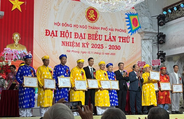 Thường trực HĐHN Việt Nam tặng Bằng khen cho các cá nhân đã có thành tích xuất sắc đóng góp trong các hoạt động của họ Ngô Việt Nam