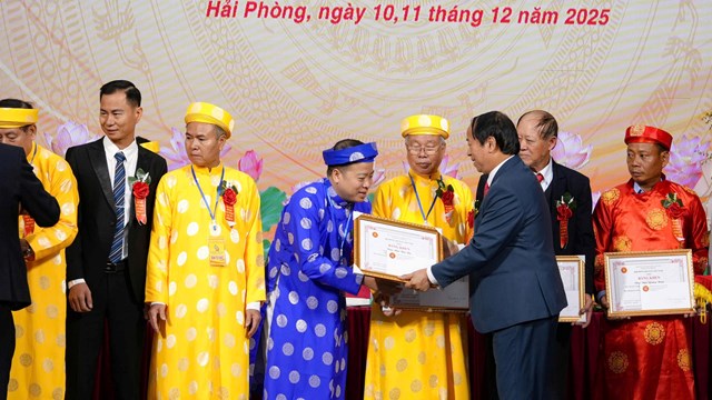 Thường trực HĐHN Việt Nam tặng Bằng khen cho các cá nhân đã có thành tích xuất sắc đóng góp trong các hoạt động của họ Ngô Việt Nam