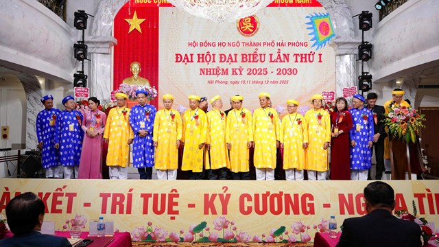 Ủy viên Thường trực và Ban Nghi lễ họ Ngô thành phố Hải Phòng ra mắt Đại hội trong trang phục truyền thống.