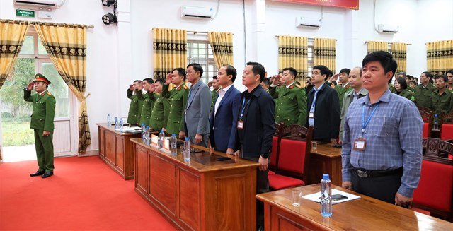 Các Đại biểu thực hiện nghi thức chào cờ tại buổi lễ