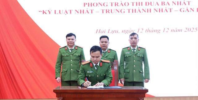 Cán bộ, chiến sĩ Công an xã Hải Lựu ký cam kết thi đua, quyết tâm hoàn thành xuất sắc nhiệm vụ được giao