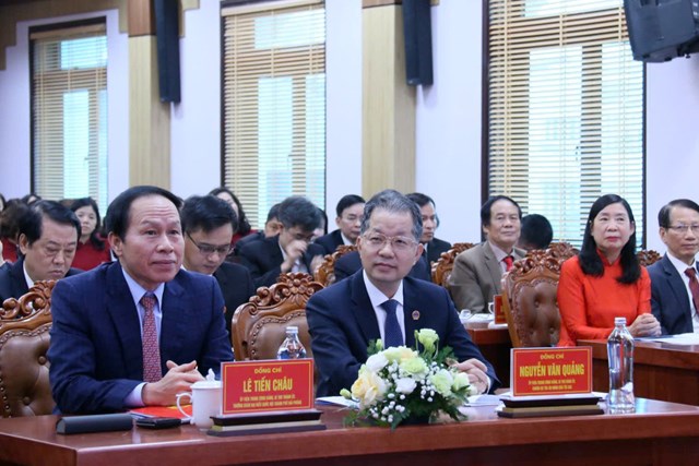 Đồng chí Nguyễn Văn Quảng, Ủy viên Trung ương Đảng, Bí thư Đảng ủy, Chánh án TAND tối cao; đồng chí Lê Tiến Châu, Ủy viên Trung ương Đảng, Bí thư Thành ủy, Trưởng Đoàn đại biểu Quốc hội TP. Hải Phòng và các đại biểu dự hội nghị