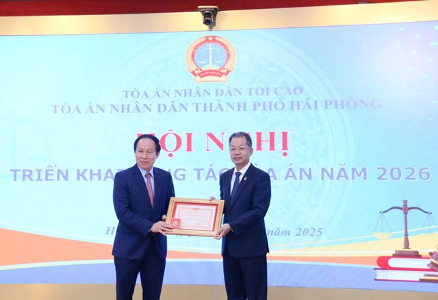 Đồng chí Nguyễn Văn Quảng trao Kỷ niệm chương vì sự nghiệp Tòa án cho đồng chí Lê Tiến Châu