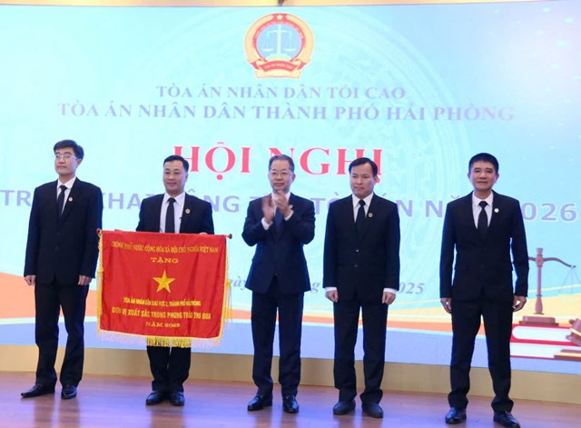 Chánh án TAND tối cao Nguyễn Văn Quảng trao Cờ thi đua của Chính phủ tặng TAND quận Kiến An – Đơn vị xuất sắc trong phong trào thi đua năm 2025.