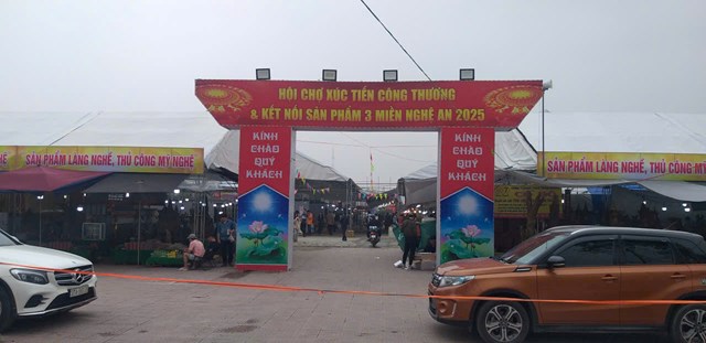 Hội chợ xúc tiến Công thương, kết nối sản phẩm 3 miền Nghệ An năm 2025 được mở tại địa bàn phường Trường Vinh, tỉnh Nghệ An, gần Quảng trường Hồ Chí Minh