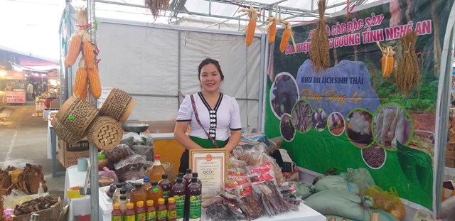 Chị Vy Thị Mai, bản Phảy, xã Nga My (huyện Tương Dương cũ), tỉnh Nghệ An mang đến các sản phẩm từ biên giới Việt- Lào