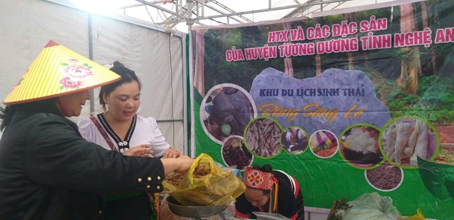 Các mặt hàng sản phẩm tiêu biểu tại gian hàng chị Vy Thị Mai đều được mang đến từ biên giới Việt-Lào tỉnh Nghệ An