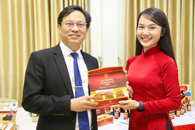 Anh Trần Đình Chiến, Chủ sơ sở Nhung hươu Chiến Sơn, xã Kim Hoa, tỉnh Hà Tĩnh với sản phẩm Nhung hươu khô tán bột Chiến Sơn, rượu nhung hươu Chiến Sơn đạt OCOP 4 sao