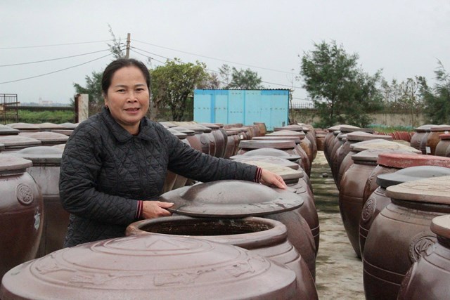 Bà Đặng Thị Luận Chủ Cơ sở nước mắm Kỳ Ninh - nước mắm Luận Nghiệp (HTX Thu mua và chế biến thủy sản Chiến Thắng, phường Hải Ninh) sản phẩm đề nghị OCOP 5 sao