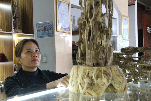 Chị Võ Thị Nga, Chủ sơ sở Trầm Hương Thọ Nga, xóm 8 Phúc Trạch, sản phẩm Cây cảnh trầm hương OCOP 4 sao