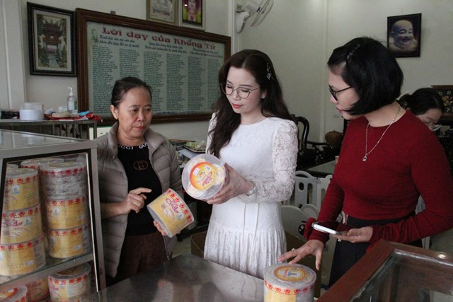 Chị Nguyễn Thị Nga, Chủ cơ sở sản xuất Kẹo cu đơ OCOP 4 sao Phong Nga, trú tổ Bàu Láng, Phường Hà Huy Tập