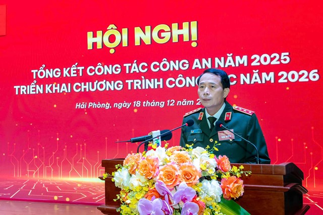 Thượng tướng L&ecirc; Quốc H&ugrave;ng, Thứ trưởng Bộ C&ocirc;ng an ph&aacute;t biểu chỉ đạo tại Hội nghị.