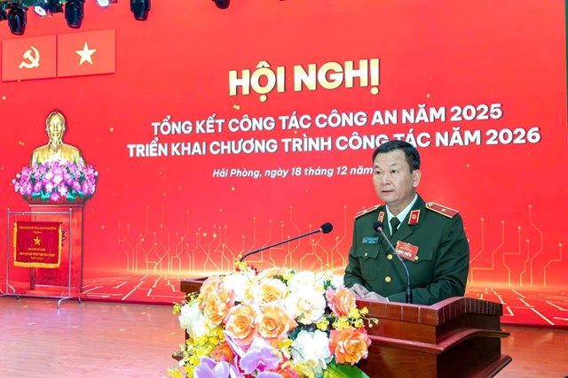Thiếu tướng B&ugrave;i Quang B&igrave;nh, Gi&aacute;m đốc C&ocirc;ng an th&agrave;nh phố ph&aacute;t biểu tại hội nghị