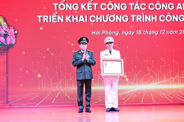 Thừa ủy quyền, Thứ trưởng L&ecirc; Quốc H&ugrave;ng trao Hu&acirc;n chương Chiến c&ocirc;ng hạng Ba tặng Thượng t&aacute; Nguyễn Văn Hiển, Ph&oacute; Trưởng ph&ograve;ng Ph&ograve;ng Cảnh s&aacute;t h&igrave;nh sự, C&ocirc;ng an th&agrave;nh phố Hải Ph&ograve;ng.