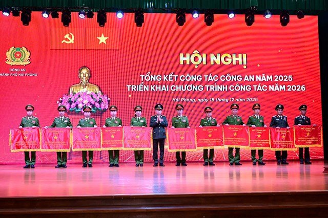 Thứ trưởng L&ecirc; Quốc H&ugrave;ng trao Cờ thi đua xuất sắc của Bộ C&ocirc;ng an tặng c&aacute;c tập thể c&oacute; th&agrave;nh t&iacute;ch xuất sắc.