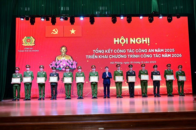 Chủ tịch Ủy ban nh&acirc;n d&acirc;n th&agrave;nh phố L&ecirc; Ngọc Ch&acirc;u trao Bằng khen tặng c&aacute;c tập thể c&oacute; th&agrave;nh t&iacute;ch xuất sắc.