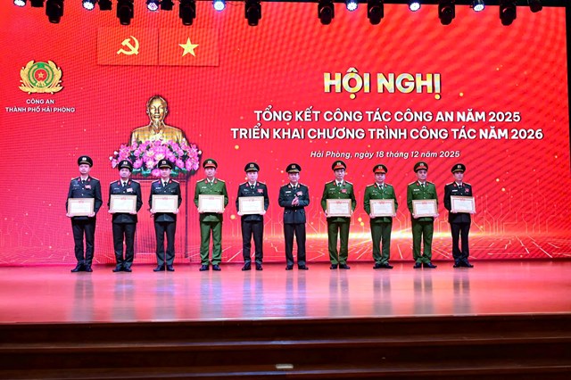 Thừa ủy quyền, Thiếu tướng B&ugrave;i Quang B&igrave;nh - Gi&aacute;m đốc C&ocirc;ng an th&agrave;nh phố trao Danh hiệu &ldquo;Chiến sĩ thi đua to&agrave;n lực lượng&rdquo; tặng 09 c&aacute; nh&acirc;n c&oacute; th&agrave;nh t&iacute;ch xuất sắc.