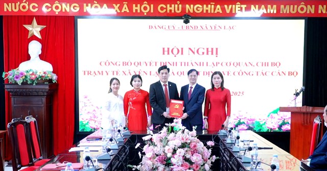 Đồng chí Lại Hữu Tuyển, Tỉnh ủy viên, Bí thư Đảng ủy, Chủ tịch HĐND xã Yên Lạc trao quyết định bổ nhiệm cán bộ Trạm y tế xã