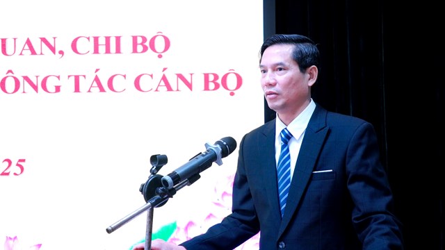 Đồng chí Nguyễn Mạnh Tuấn, Phó Bí thư Đảng ủy, Chủ tịch UBND xã Yên Lạc phát biểu tại hội nghị