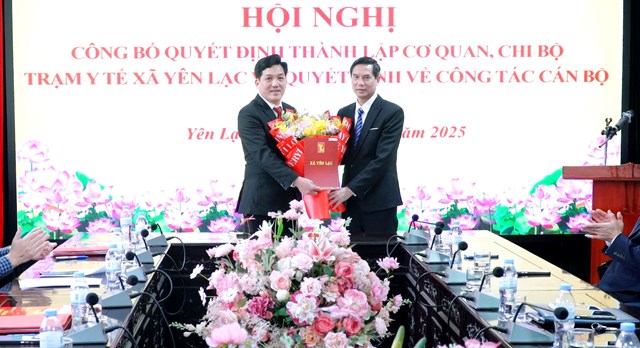Đồng chí Nguyễn Mạnh Tuấn, Phó Bí thư Đảng ủy, Chủ tịch UBND xã Yên Lạc trao quyết định bổ nhiệm cán bộ Trạm y tế xã