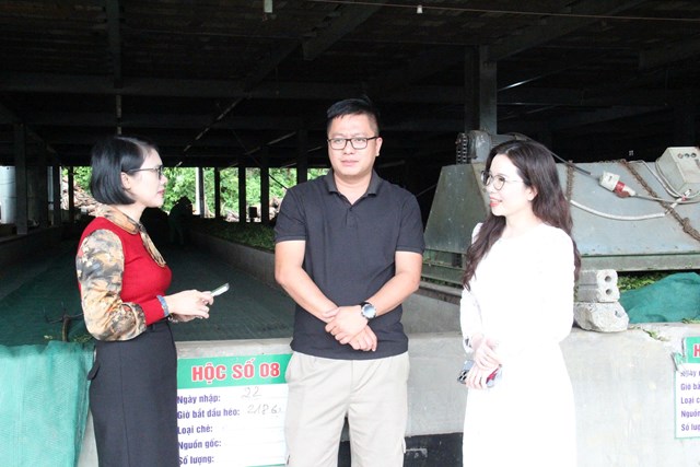 Ph&oacute;ng vi&ecirc;n t&aacute;c nghiệp, t&igrave;m hiểu thực tế tại khu vực sản xuất ch&egrave;.