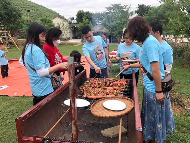 Du khách thưởng thức các món ẩm thực và  trải nghiệm vui chơi, du ngoạn phong cảnh thơ mộng hùng vĩ của Hòn Mát