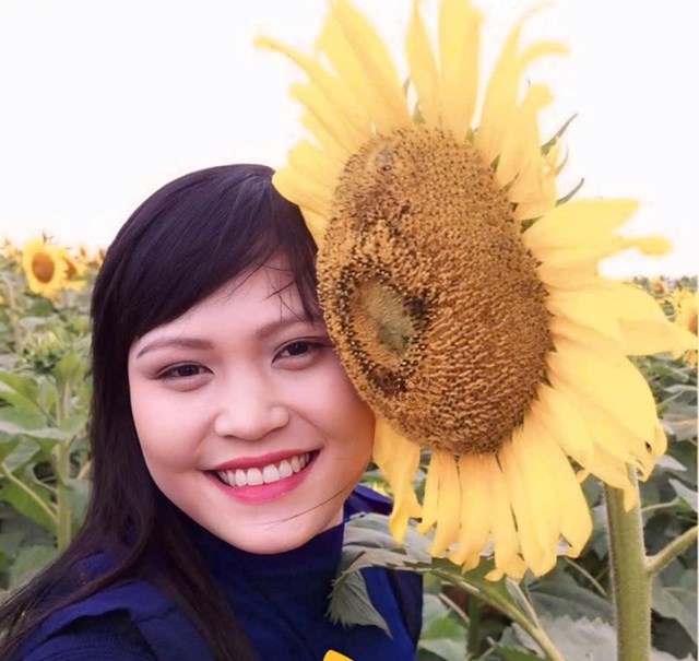 Chị Nguyễn Thị Duyên, du khách đến từ phường Thành Vinh (Nghệ An) vui sướng khi được chụp ảnh bên hoa hướng dương