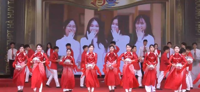 Tiết mục văn nghệ ch&agrave;o mừng