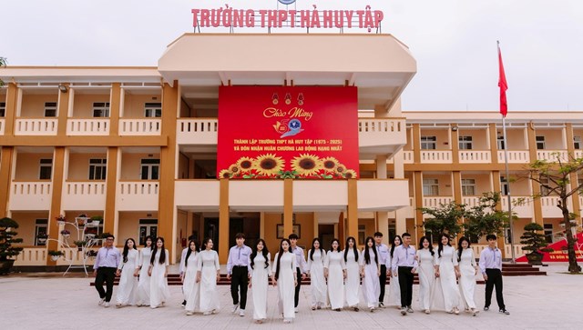 Trường THPT Hà Huy Tập đón nhận Huân chương Lao động hạng Nhất - Ảnh 5