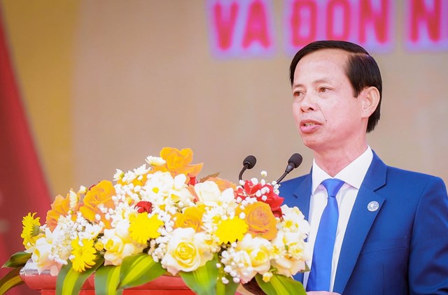 Thầy gi&aacute;o Cao Thanh Bảo - Hiệu trưởng, cảm ơn sự quan t&acirc;m s&acirc;u sắc của c&aacute;c cấp l&atilde;nh đạo đối với nh&agrave; trường