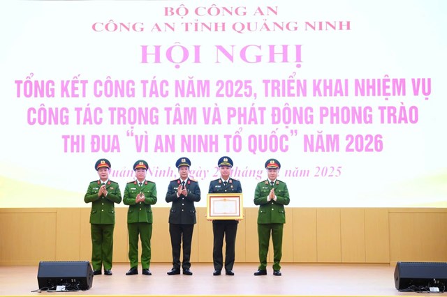 Thừa ủy quyền, Thứ trưởng Nguyễn Ngọc Lâm trao Bằng khen của Thủ tướng Chính phủ tặng Công an tỉnh Quảng Ninh đã có nhiều thành tích trong xây dựng, triển khai Đề án 06, giai đoạn 2022 - 2025.