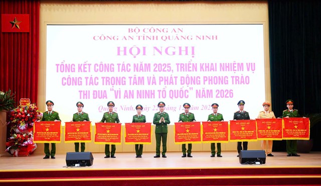 Thứ trưởng Nguyễn Ngọc Lâm trao Cờ thi đua của Bộ Công an tặng các tập thể có thành tích xuất sắc trong phong trào Vì an ninh Tổ quốc năm 2025.