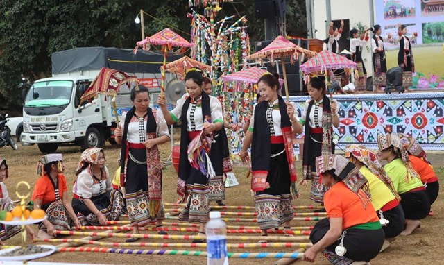 C&aacute;c c&ocirc; g&aacute;i Th&aacute;i vui Lễ hội Hang Bua