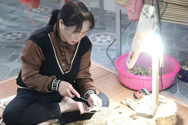 Công nhân Nguyễn Thị Thủy gắn bó với công việc chế tác trầm hương tại cơ sở Thọ Nga.