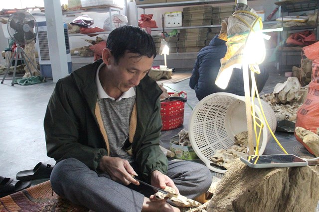 Anh Lê Văn Khỏe – công nhân Cơ sở sản xuất Trầm hương Thọ Nga.