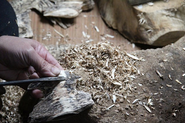 Sự khéo léo và kiên nhẫn của người thợ trong từng công đoạn lọc trầm.