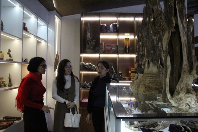 Chị Võ Thị Nga chia sẻ với phóng viên về tiến trình quảng bá, giới thiệu sản phẩm trầm hương OCOP của cơ sở.