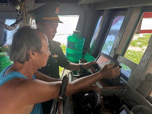 Đơn vị độc lập tuyên truyền vận động, hướng dẫn các chủ tàu, thuyền trưởng, ngư dân cam kết chấp hành các quy định của pháp luật.