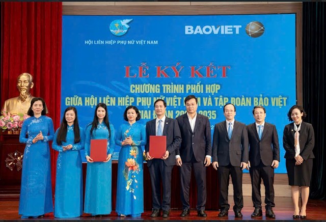 Bà Nguyễn Thị Tuyến (thứ 4 từ trái sang), Ủy viên Trung ương Đảng, Phó Chủ tịch Ủy ban Trung ương MTTQ Việt Nam, Chủ tịch Hội LHPN Việt Nam cùng lãnh đạo Hội LHPN Việt Nam và Tập đoàn Bảo Việt tại Lễ ký kết