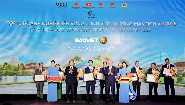 Bảo Việt nhận giải thưởng “Top 10 doanh nghiệp bền vững - lĩnh vực thương mại dịch vụ”.