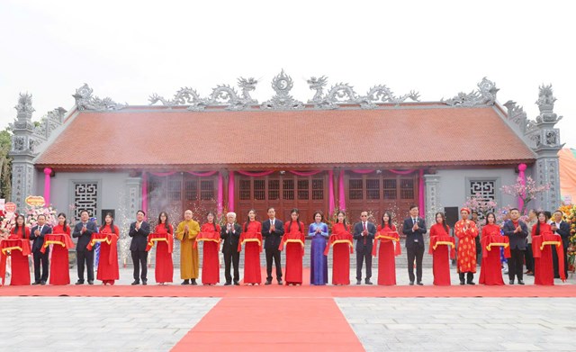 C&aacute;c đại biểu thực hiện nghi thức cắt băng kh&aacute;nh th&agrave;nh